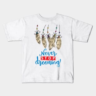 Never stop dreaming hand lettering. Kids T-Shirt
